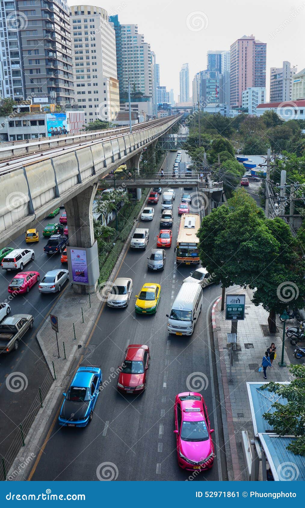 Trafik på gatan i Bangkok. BANGKOK THAILAND - MARS 11, 2015 Trafik på gatan runt om station för Moh ChitBTS på mars 11, 2015 Mo Chit Station är en BTS-skytrainstation i det Chatuchak området, Bangkok, Thailand