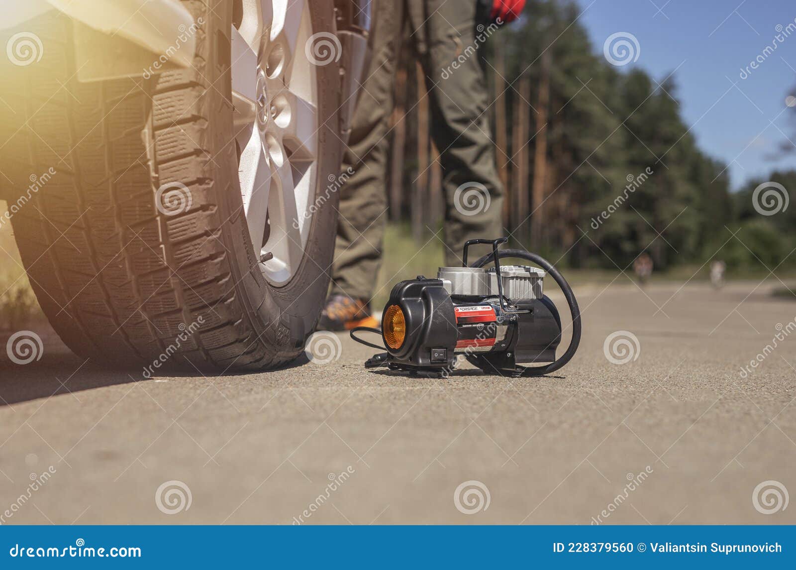 Tragbare Reifenpumpe Zum Aufpumpen Des Fahrrads. Reifenauftrieb Mit  Manometer in Fahrtnähe Stockfoto - Bild von luft, ausrüstung: 228379560