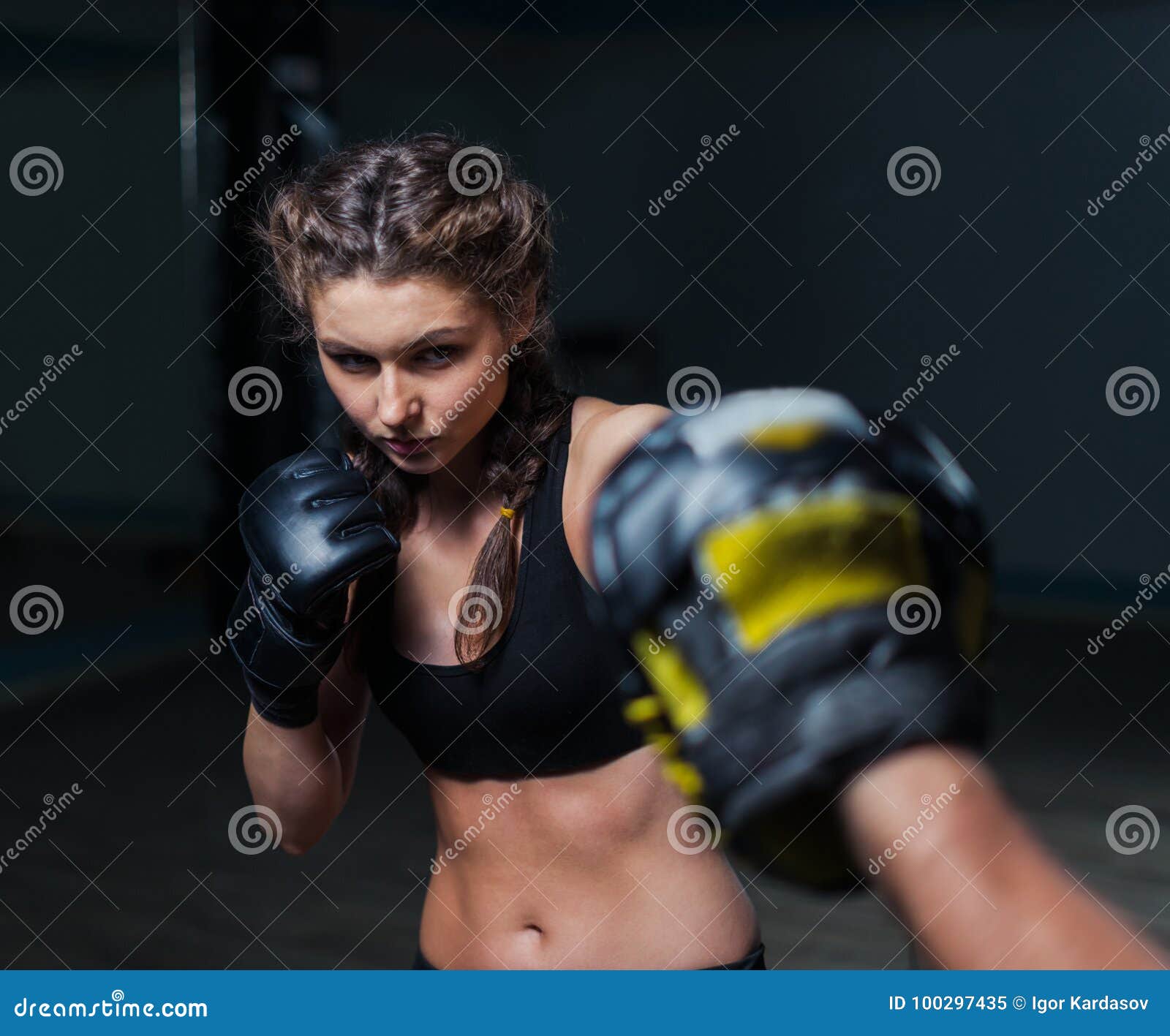 Tragende Boxhandschuhe des jungen Mädchens des Kämpferboxers geeigneten im Training mit persönlicher trainerin Turnhalle Zurückhaltendes Bild Frauenenergie
