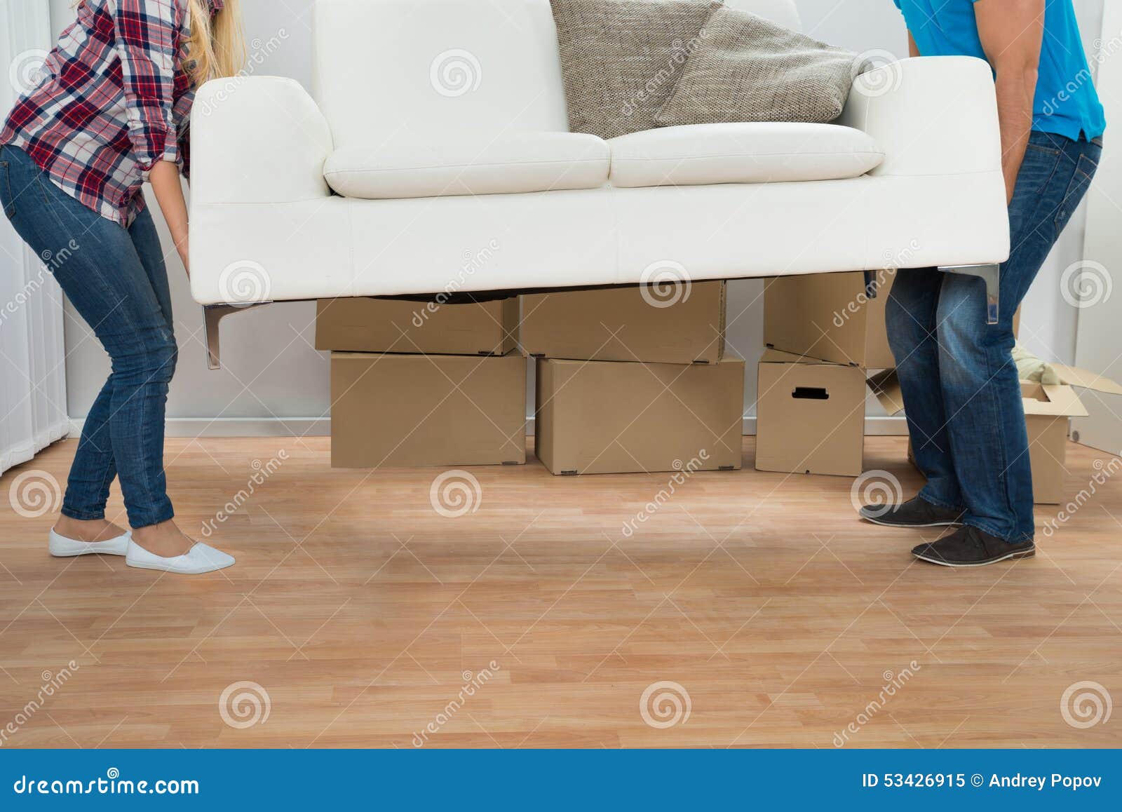 Tragende Couch Der Jungen Paare Stockbild - Bild von eigenschaft