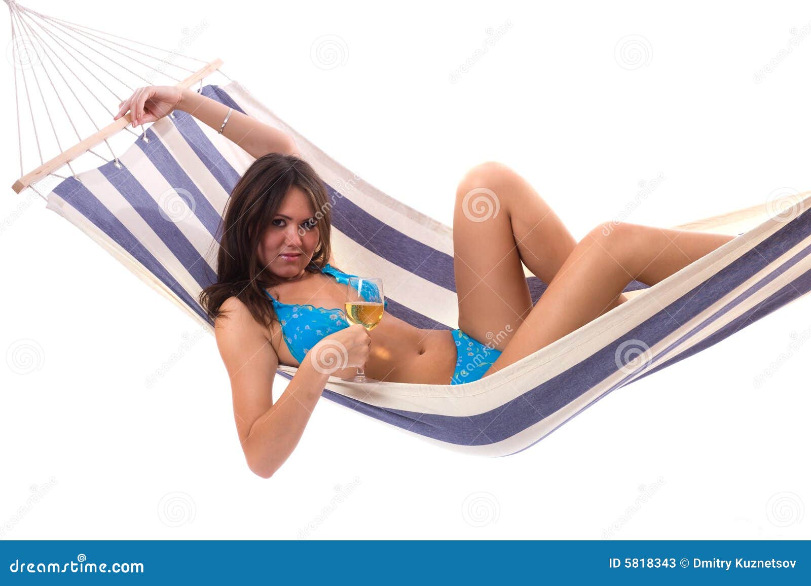 Tragender Bikini der reizvollen Frau entspannen sich auf Hängematte. Tragender Bikini der reizvollen Frau entspannen sich auf der Hängematte, die auf dem Hintergrund getrennt wird
