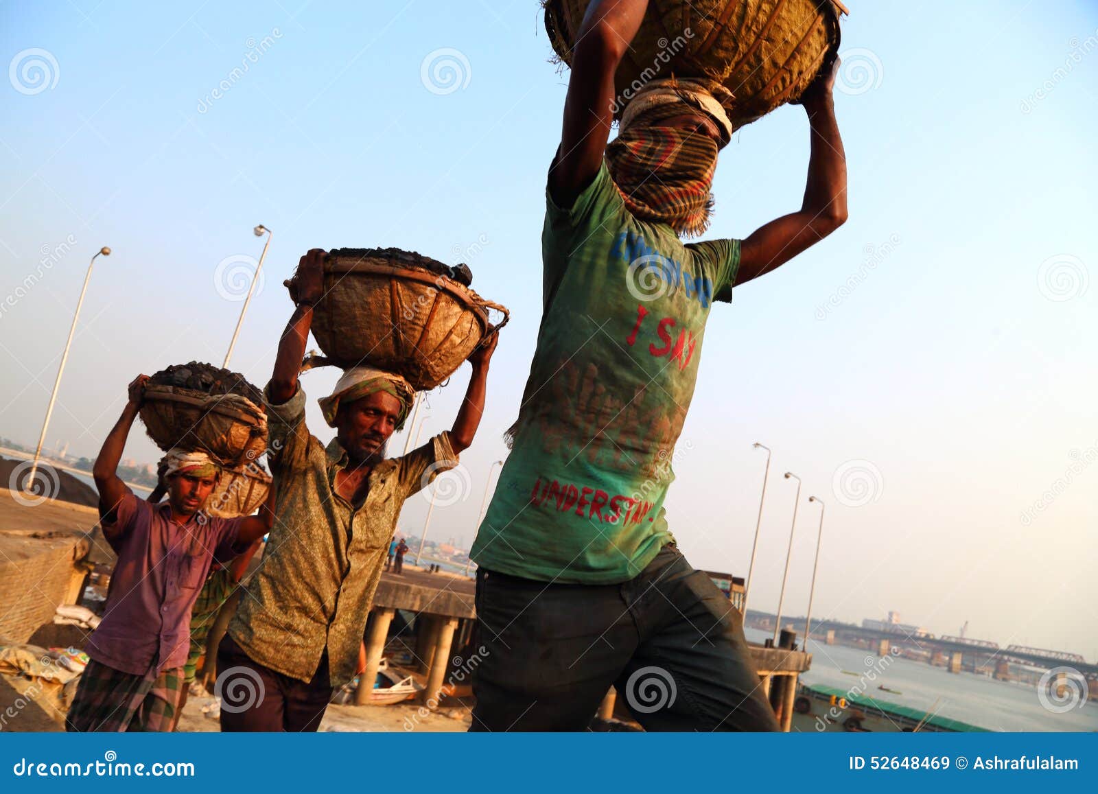 Tragender Kohlenkorb des Mannes auf Kopf. Bemannen Sie tragenden Kohlenkorb auf Kopf an Bhairab-Basar, Flussbank, um LKW eins nach dem anderen zu laden, ist dieses ihr täglicher Lebensstil und Kohlenlader arbeitet hier von der langen Zeit mit diesem Geschäft Bhairab befindet sich bei 24 0500Â°N 90 9875Â°E Bhairab wird neben den Flüssen von Meghna und von Brahmaputra aufgestellt in Dhaka-Abteilung Bangladesch