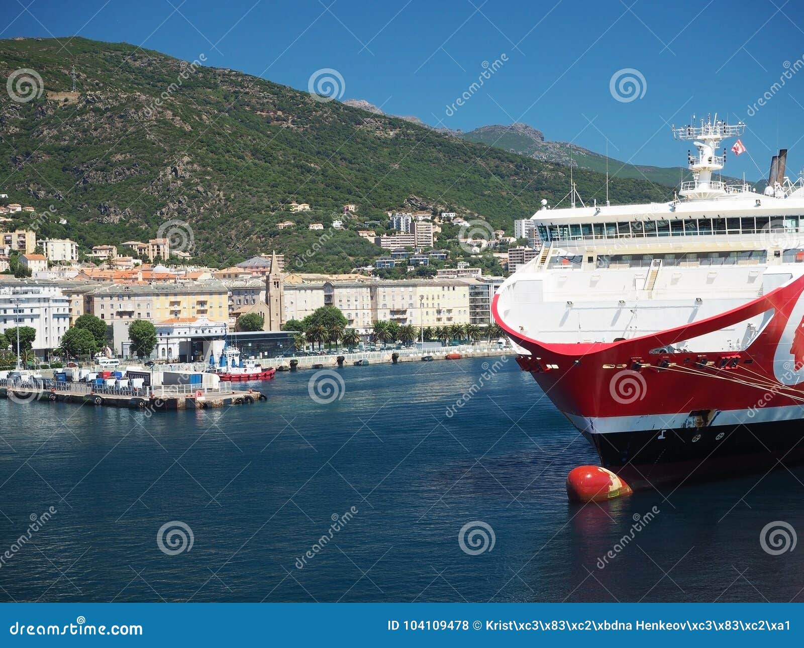 Traghetto corso rosso con la vista sul porto di Livorno Italia con il mare ed il cielo blu