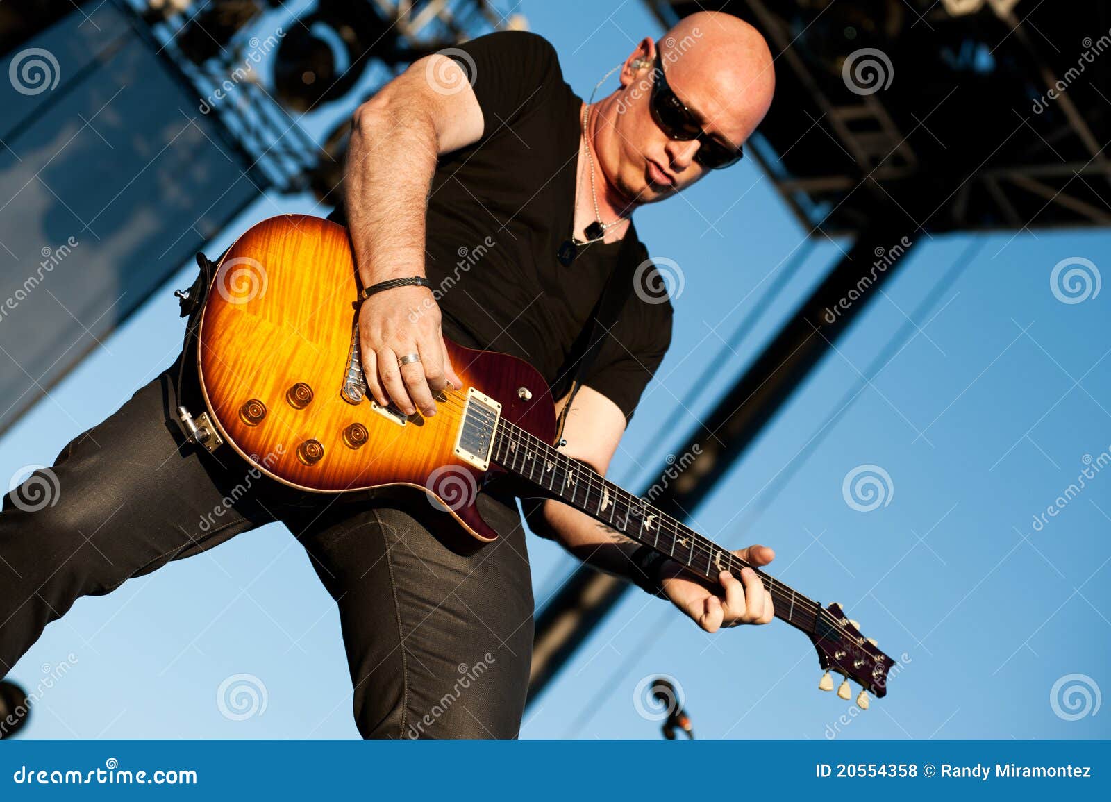 Train photo stock éditorial. Image du chanteur, interprète 20554358