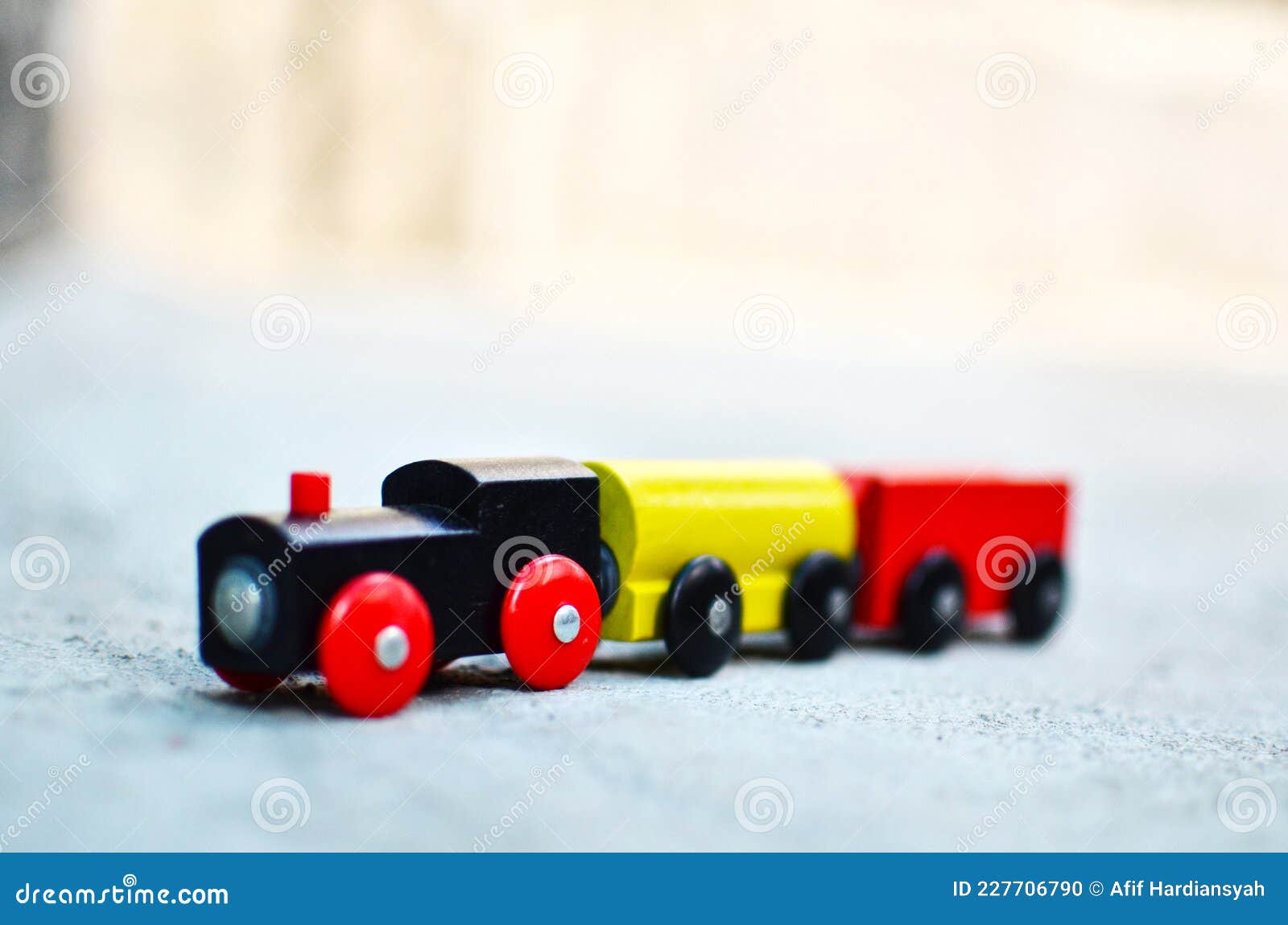 Train De Jouets En Bois Sur Le Terrain De Jeu Photo stock - Image