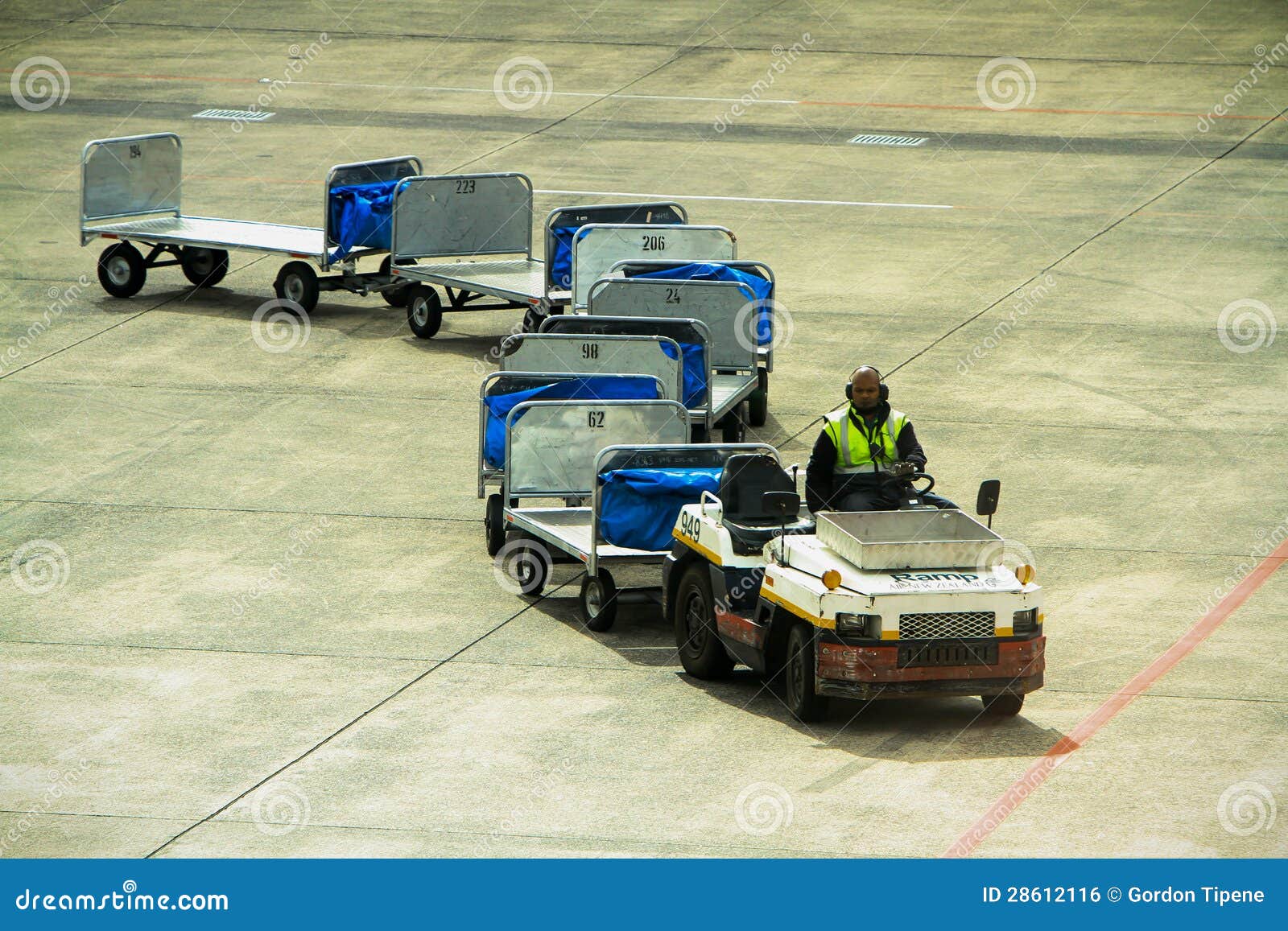 Transporter des bagages de l'aéroport de jouets et panier sur fond