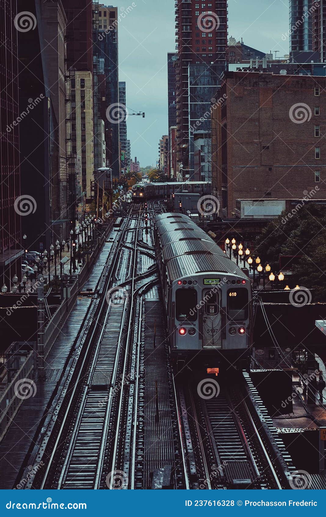 train line towards chicago loop