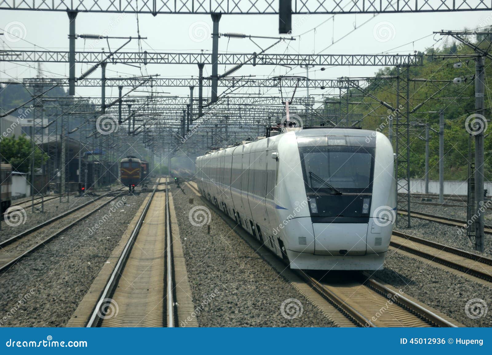 Train rapide chinois à la gare ferroviaire