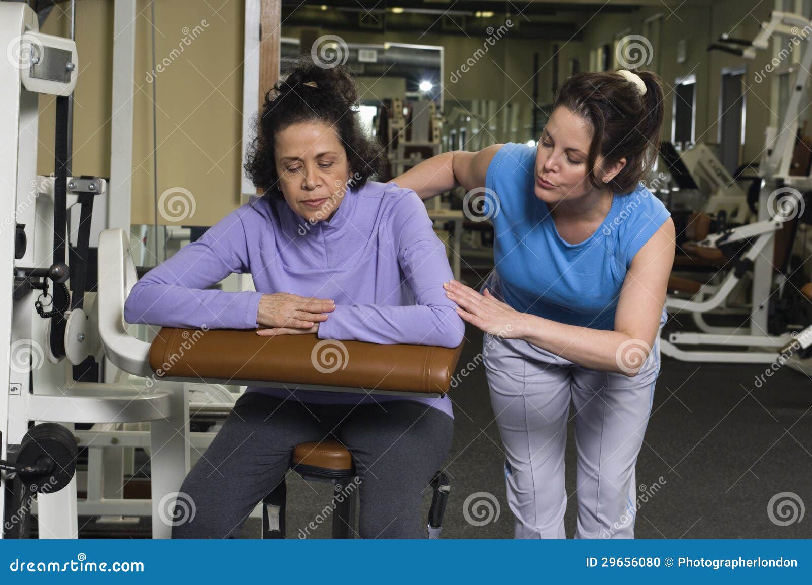 Trainer Assisting Senior Woman in Gymnastiek Stock Foto - Image of ...
