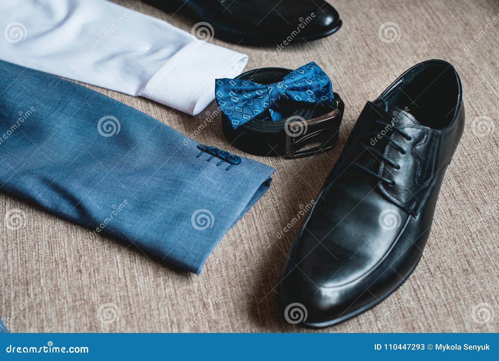 Traje, Corbata De Lazo Azul, Zapatos Negros De Cuero Novios Que Se Casan Mañana Ciérrese Arriba De Los Accesorios D de archivo - Imagen de mariposa, colonia: 110447293