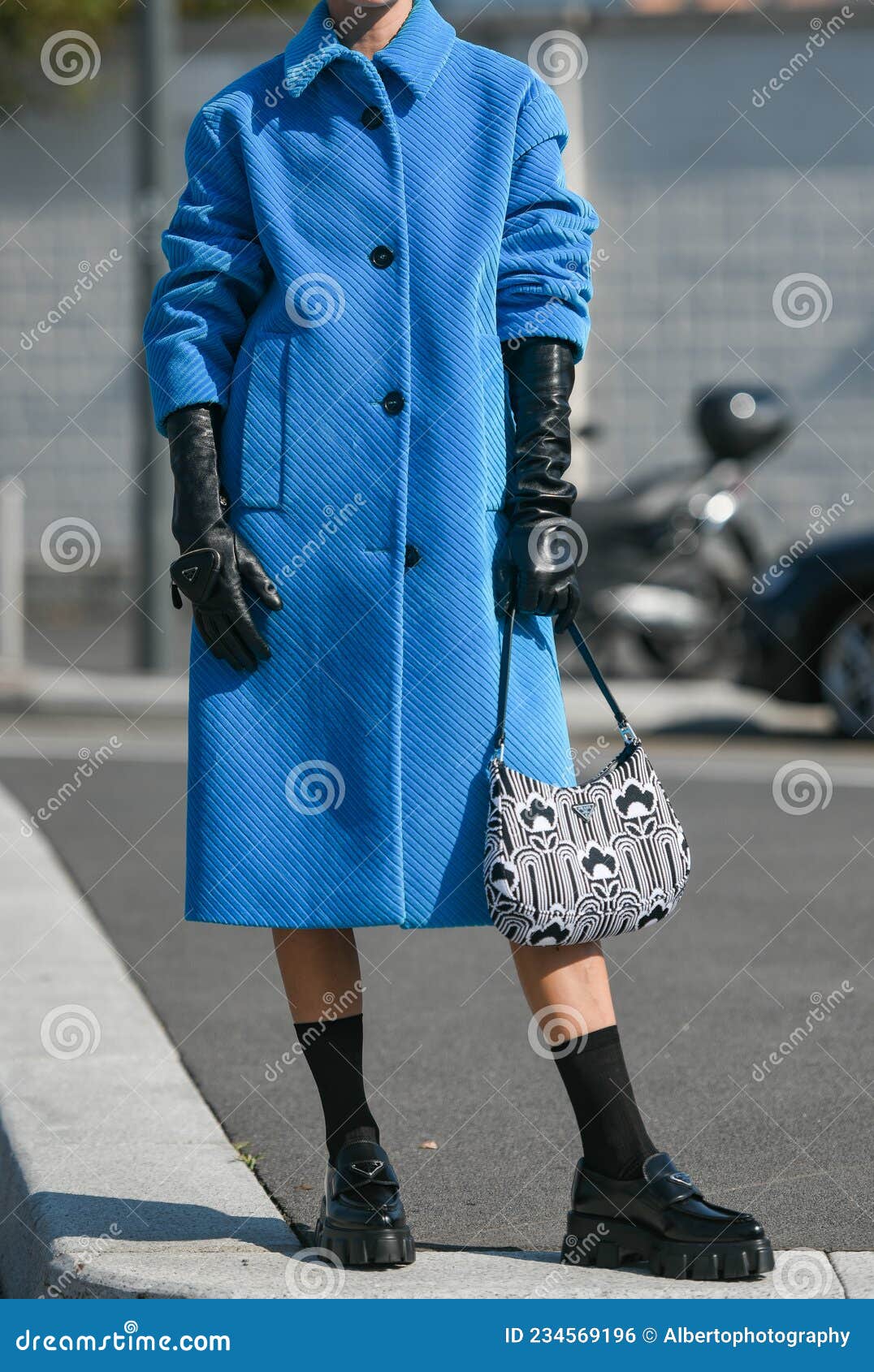 Traje De Estilo Callejero Mujer De Moda Vestida Traje De Prada : Bolso De De Abrigo Azul Sobre Foto editorial - de septiembre, 234569196