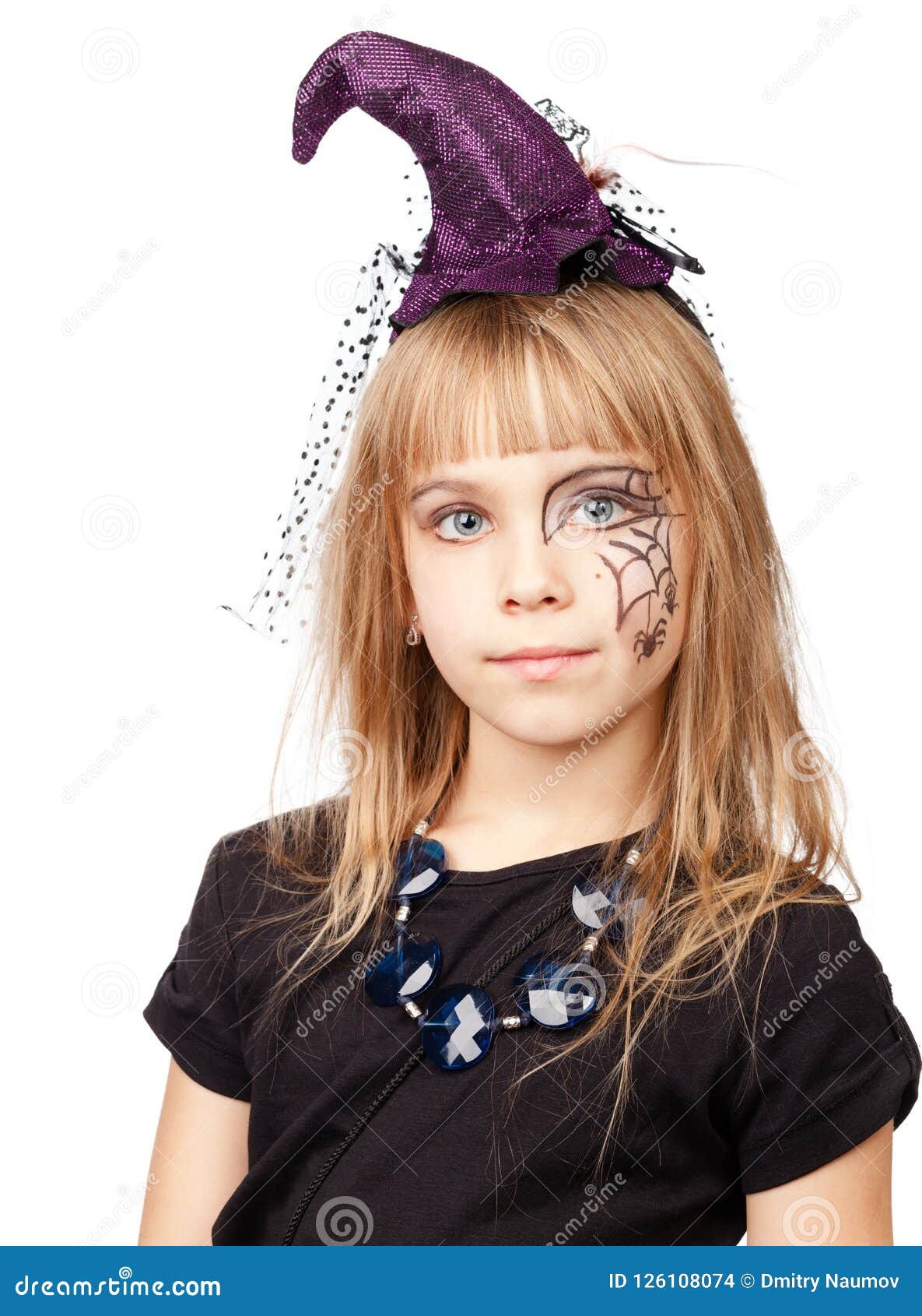 Traje De Halloween De La Bruja De La Niña Que Lleva Aislado En Blanco Foto  de archivo - Imagen de aislado, anaranjado: 126108074