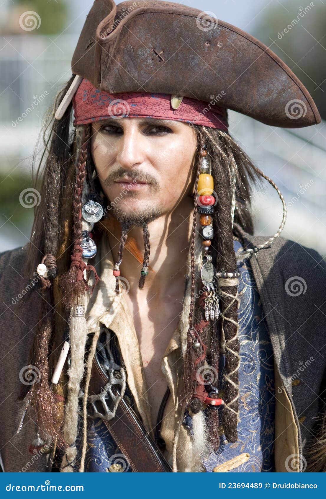 no pagado exposición León Traje de Jack Sparrow imagen de archivo editorial. Imagen de disney -  23694489