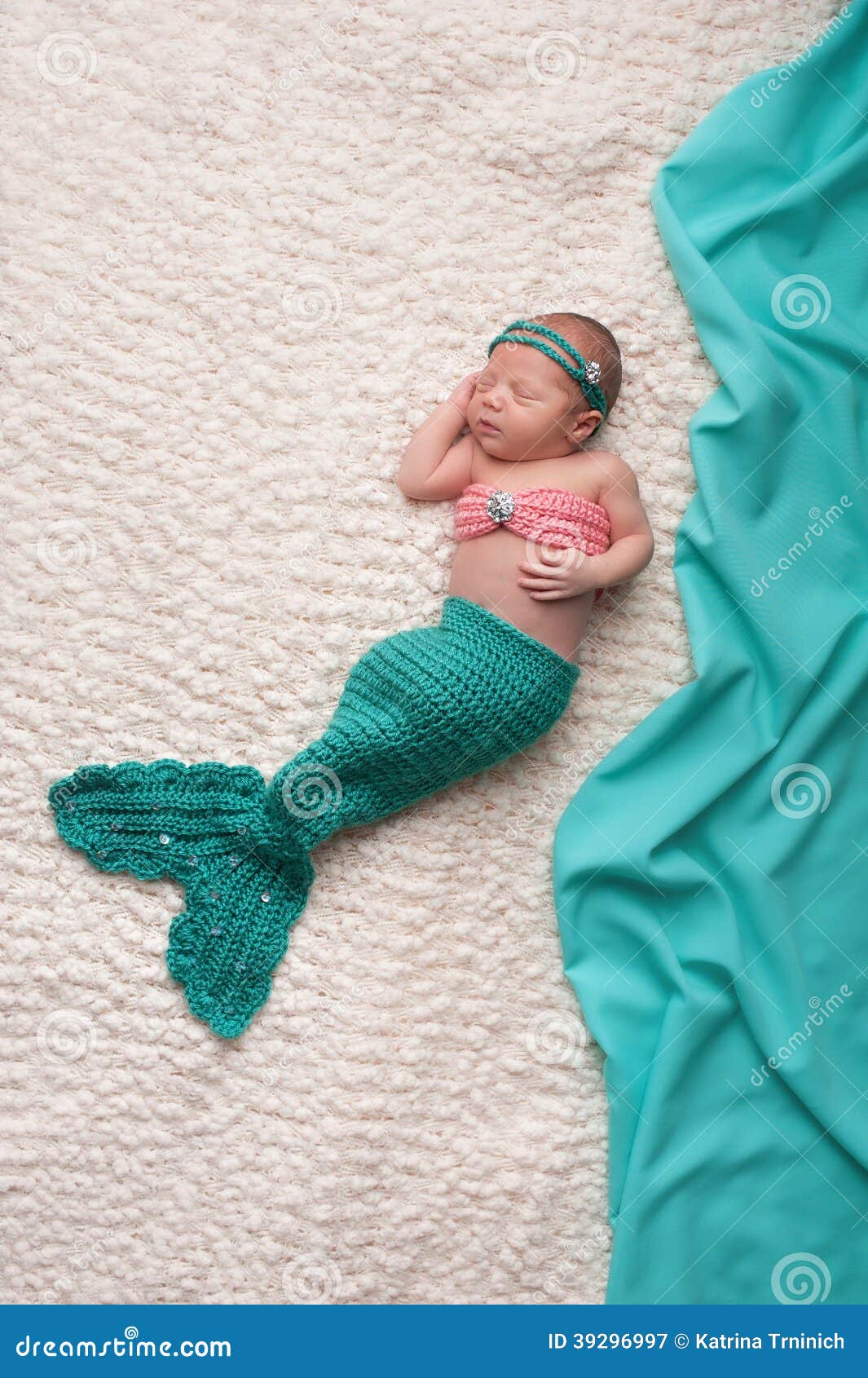 Traje De La Sirena Del Bebé Que Lleva Recién Nacido Imagen de archivo Imagen de persona, relajante: 39296997