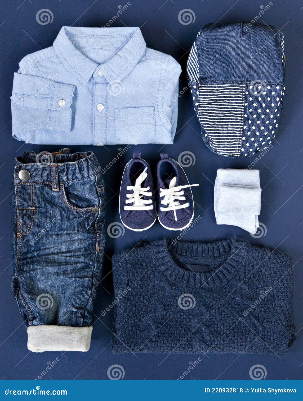 Traje De Mezclilla Para Niño En El Fondo Azul Clásico Foto de archivo - Imagen de fondo, cabritos: 220932818 Traje De Mezclilla Para Niño En El Fondo Azul Clásico Foto de archivo - Imagen de fondo, cabritos: 220932818