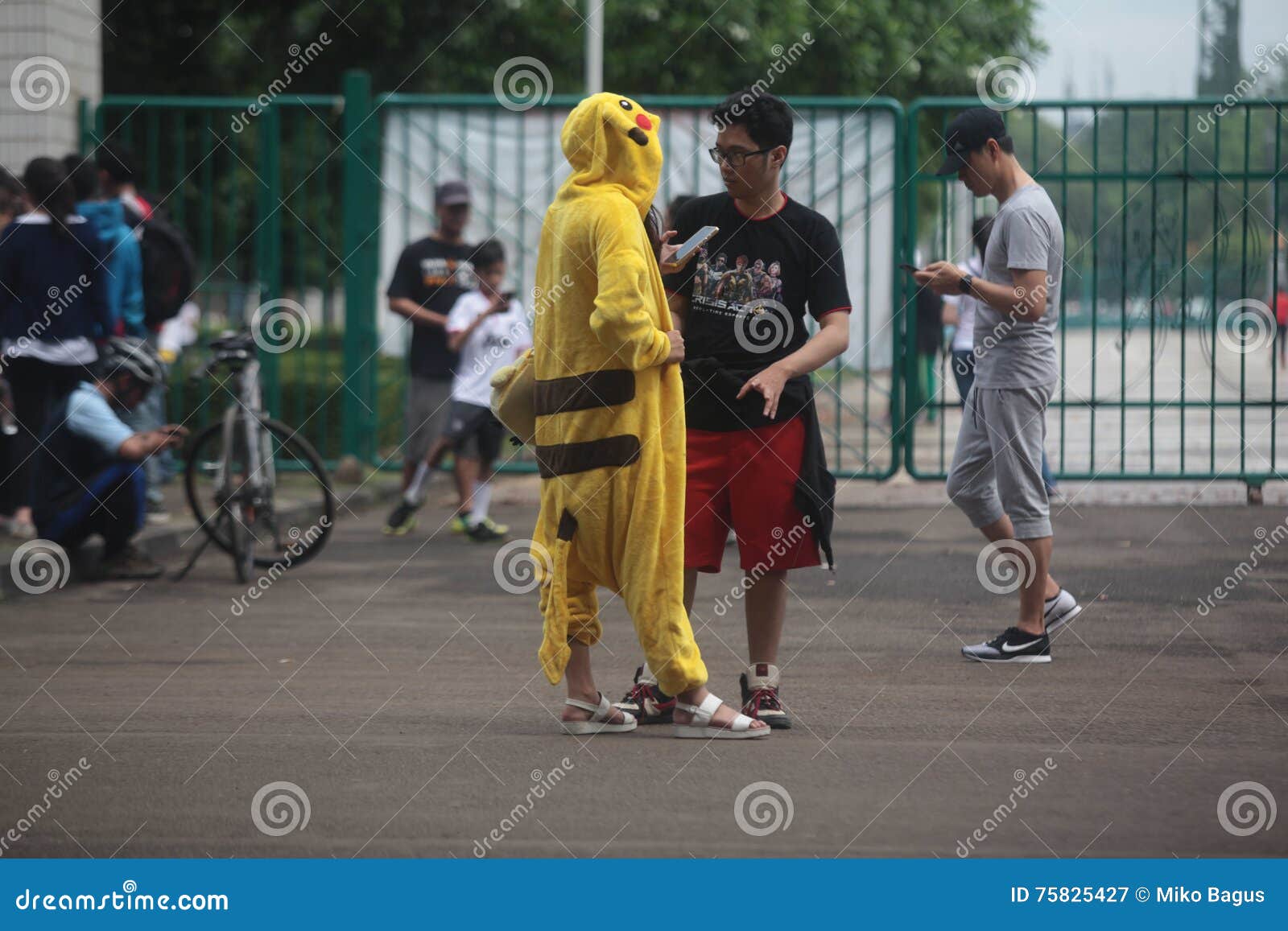 Pikachu na praça fotografia editorial. Imagem de grande - 172728827