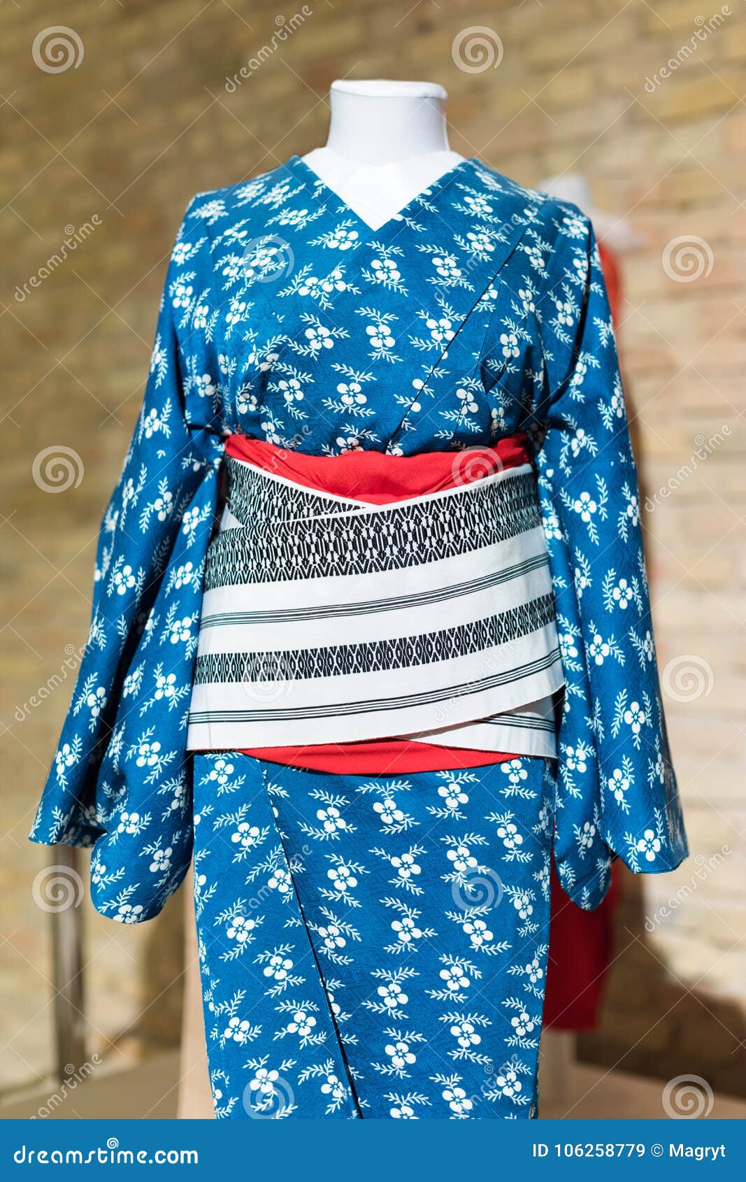 Traje Del Kimono De La Mujer En Maniquí Vestido Tradicional De Maiko Del Japonés Ropa Del Geisha Imagen de archivo Imagen de famoso, cultura: 106258779