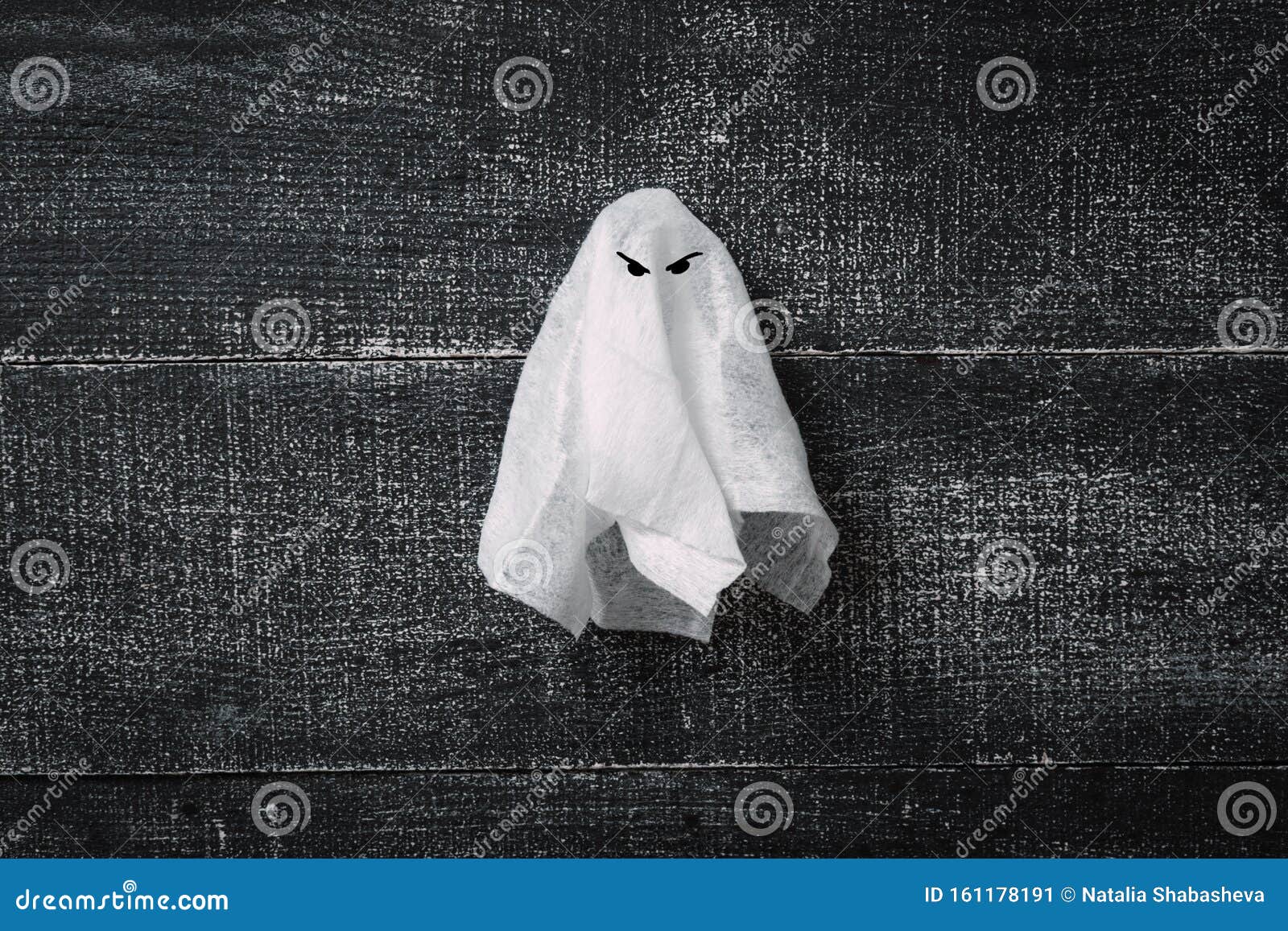 projeto de fantasma branco assustador de halloween em um fundo