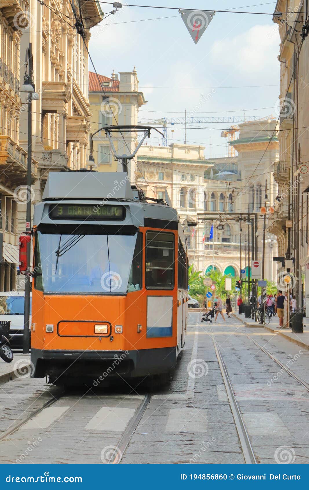 tram arancione a milano in italia