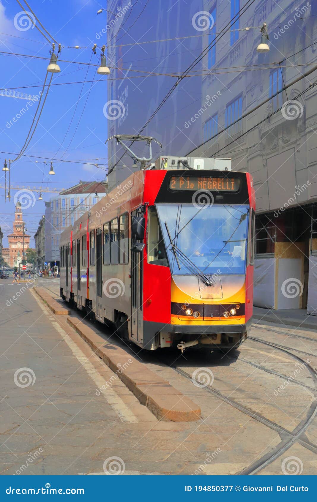 tram colorato a milano in italia