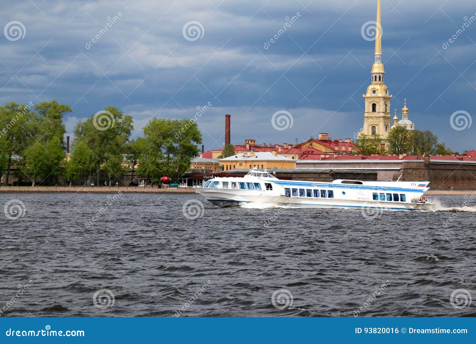 Il tram del fiume contro lo sfondo del Peter e di Paul Fortress a St Petersburg, il fiume Neva