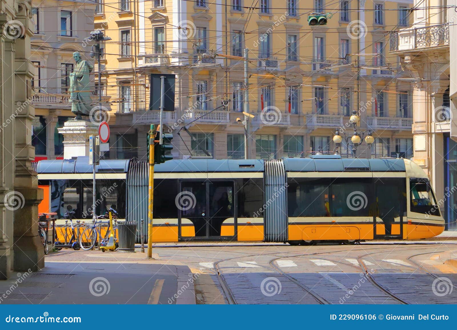 tram giallo milano