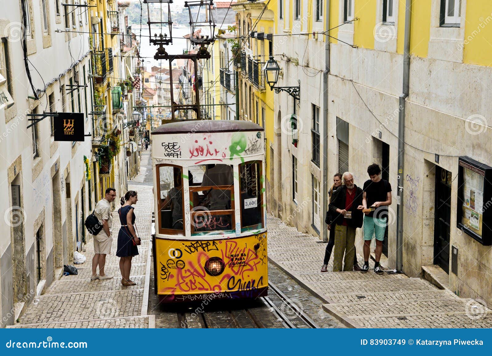Tram giallo tipico, Lisbona, Portogallo. Tram giallo tipico sulla via di Lisbona, Portogallo