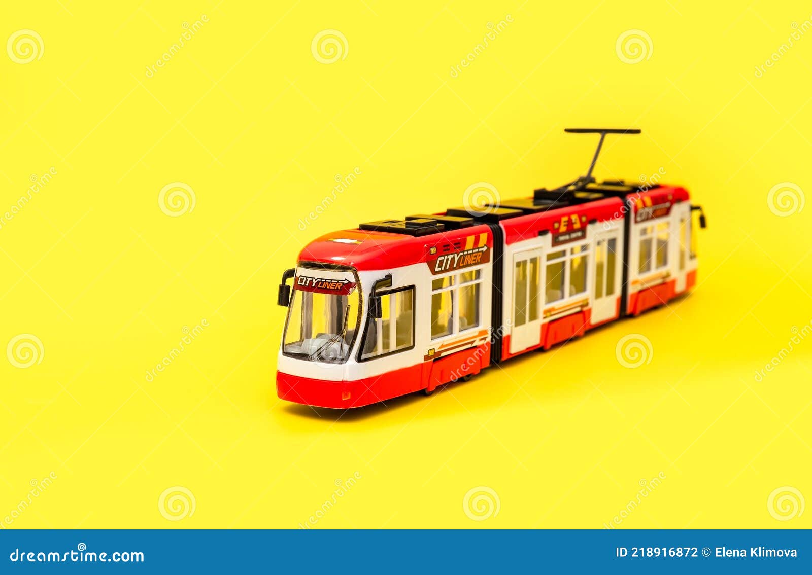 Tram Rouge Sur Fond Jaune. Jouet Pour Enfants. Concept De