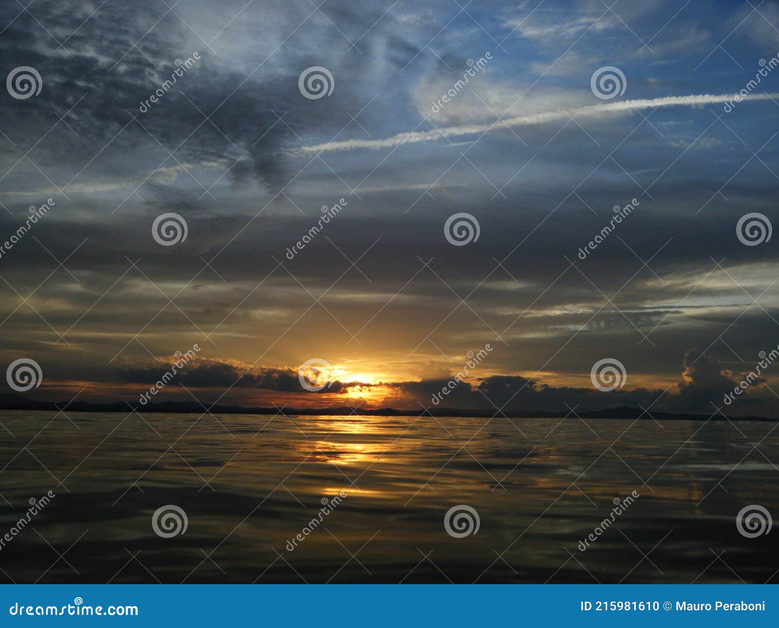 tramonto arancione con nuvole su specchio d'acqua