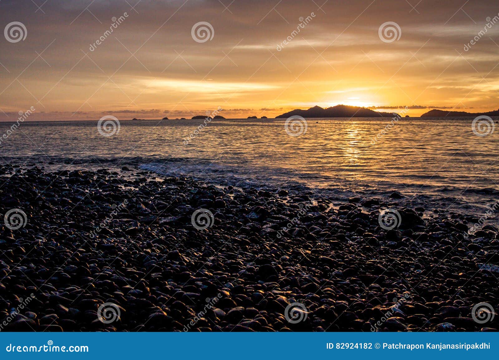 Tramonto su Pebble Beach. Bello tramonto a Pebble Beach in Tailandia