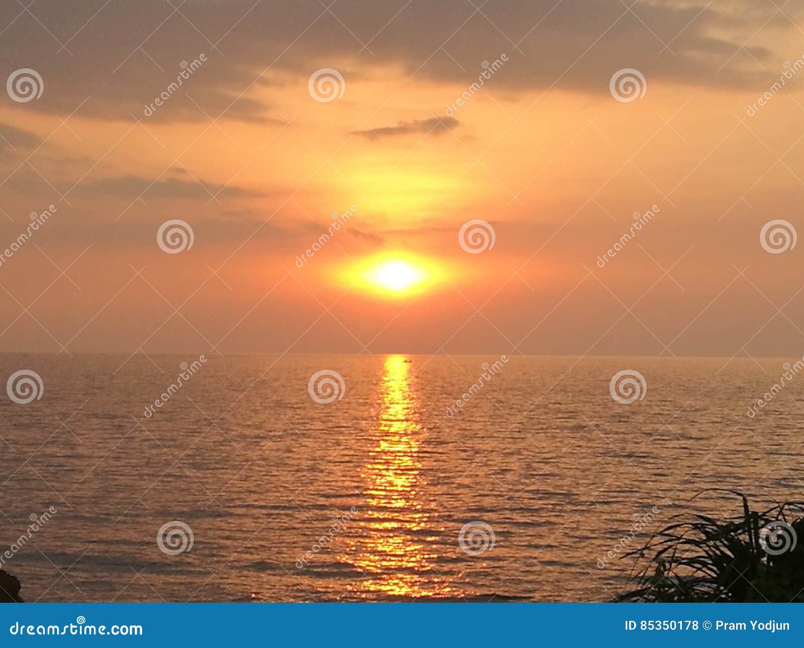 Tramonto sulla spiaggia. Tramonto di estate sulla spiaggia a Chantaburi, Tailandia