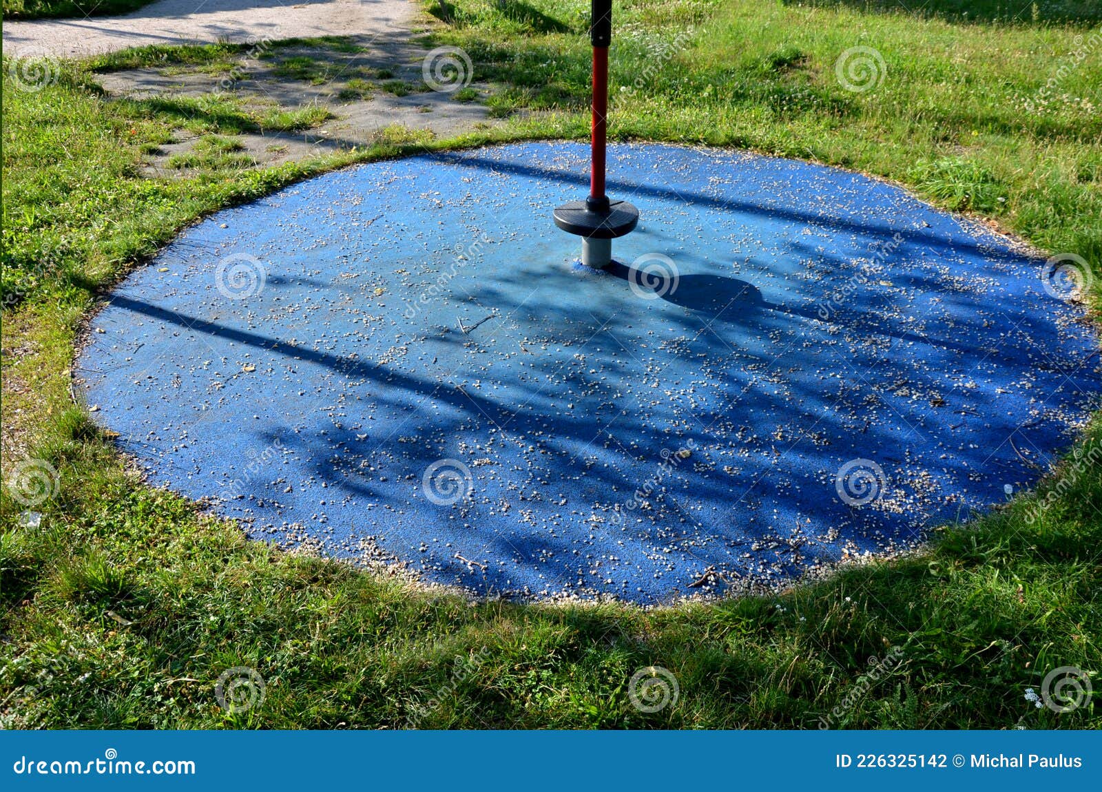 Trampolin Beschnittener Untergrund Ist Gummiteppich, Der Auf Dem Spielplatz  Gespielt Wird, Auf Dem Auf Dem Spielplatz Gummi Spring Stockfoto - Bild von  platz, turnhalle: 226325142