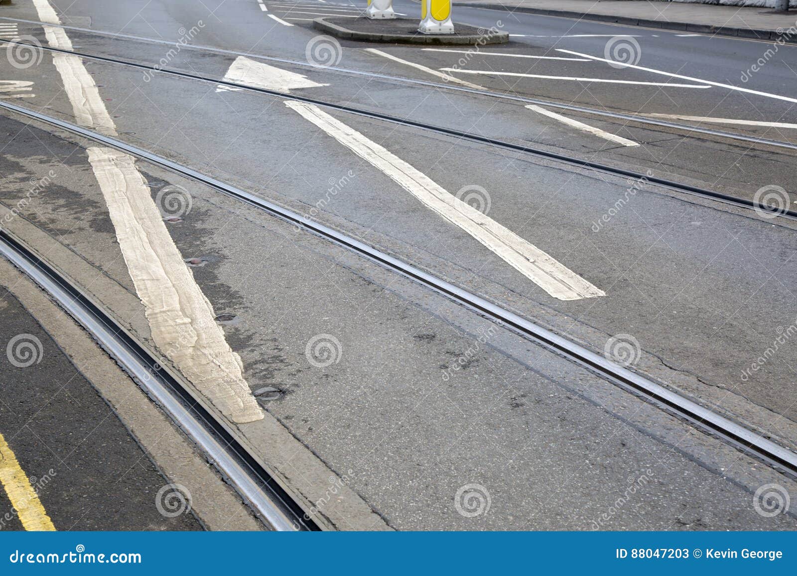 Tramsporen En Pijlteken Op Straat in Nottingham Stock Afbeelding ...