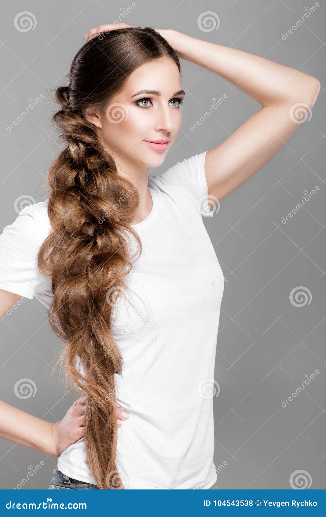 Trança Do Penteado Mulher Com Cabelo Longo Foto de Stock - Imagem de  modelo, corte: 104543538