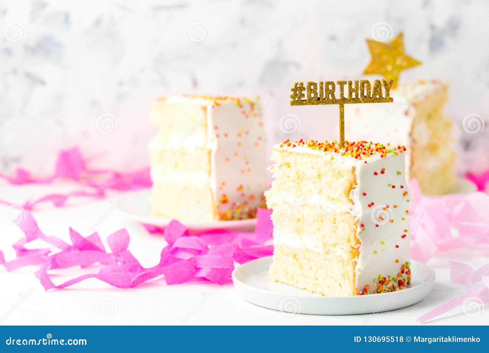 Tranche De Gateau D Anniversaire Et De Decoration De Papier Rose Photo Stock Image Du Decoration Gateau Tranche De Gateau D Anniversaire Et De Decoration De Papier Rose Photo Stock Image Du Decoration Gateau