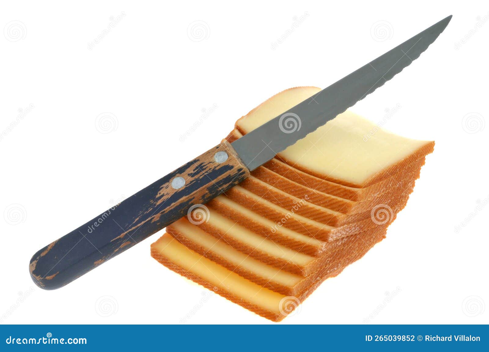 Tranches De Fromage Fumé Pour Raclette Avec Couteau Closeup Sur Fond Blanc  Photo stock - Image du fond, personne: 265039852