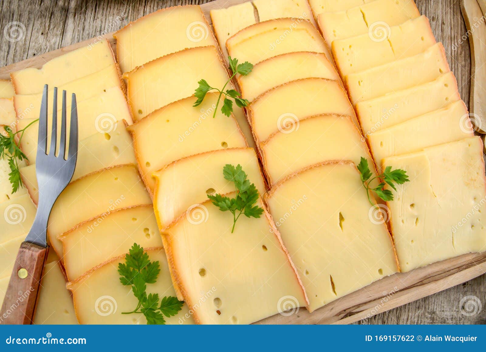 Tranches De Fromage Pour Raclette Avec Couteau Closeup Sur Fond Blanc Photo  stock - Image du repas, fromage: 265039844