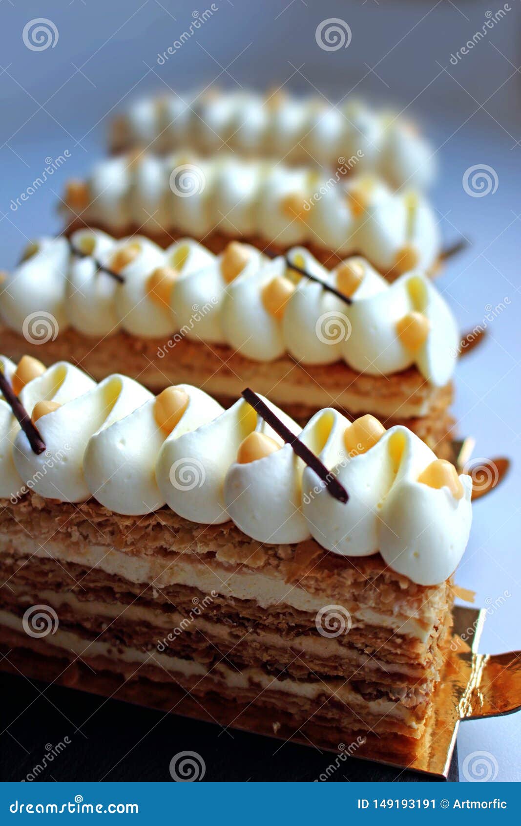 Tranches De Gateau De Napoleon De Pate Feuilletee Avec Le Lait Caille Blanc D Ecrimage Et D Agrume Sur Le Fond Clair Image Stock Image Du Anniversaire Vacances