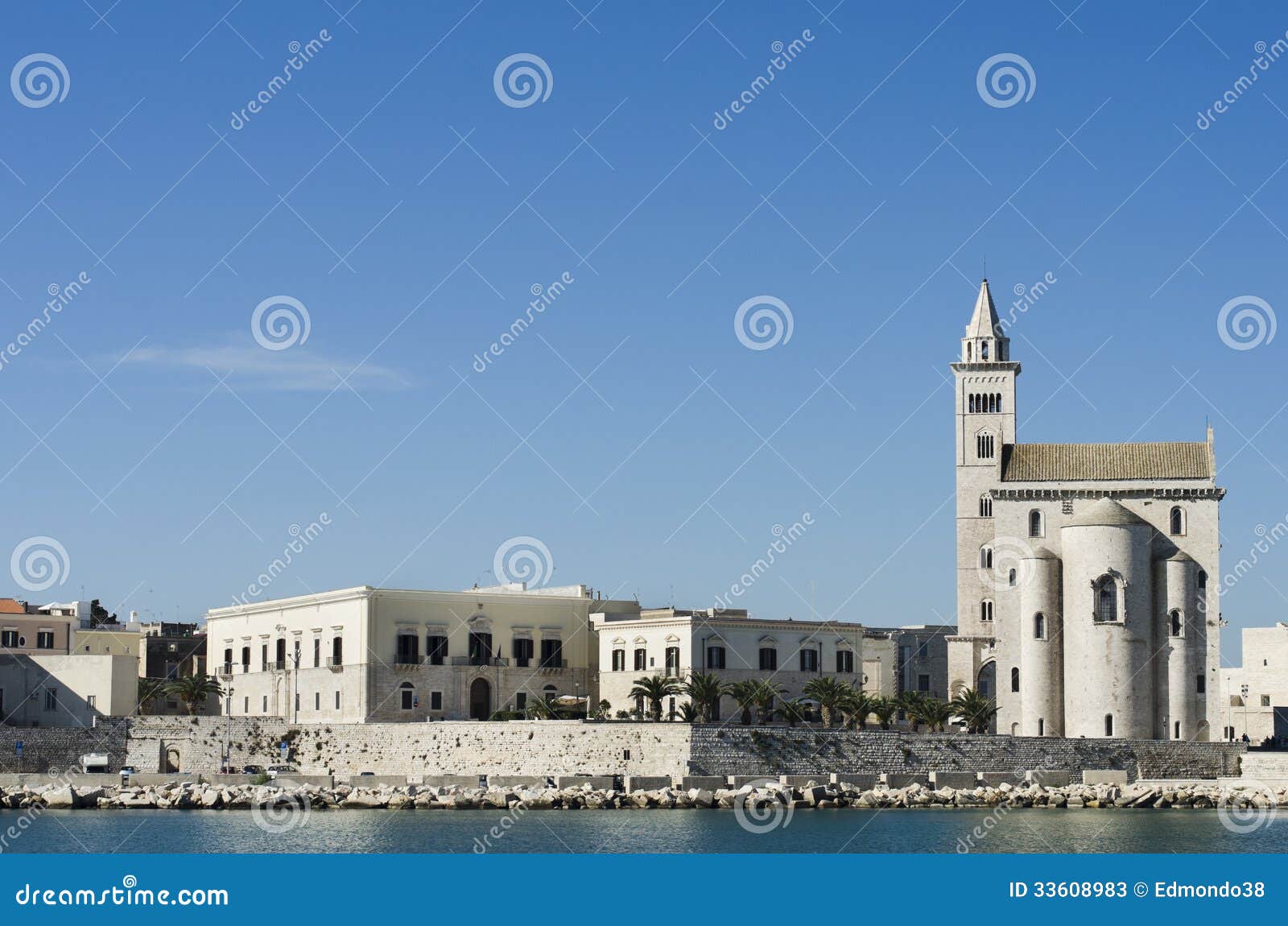 Trani domkyrka och hans gamla stad - Apulia. Trani domkyrka och dess historiska mitt som sett från havet