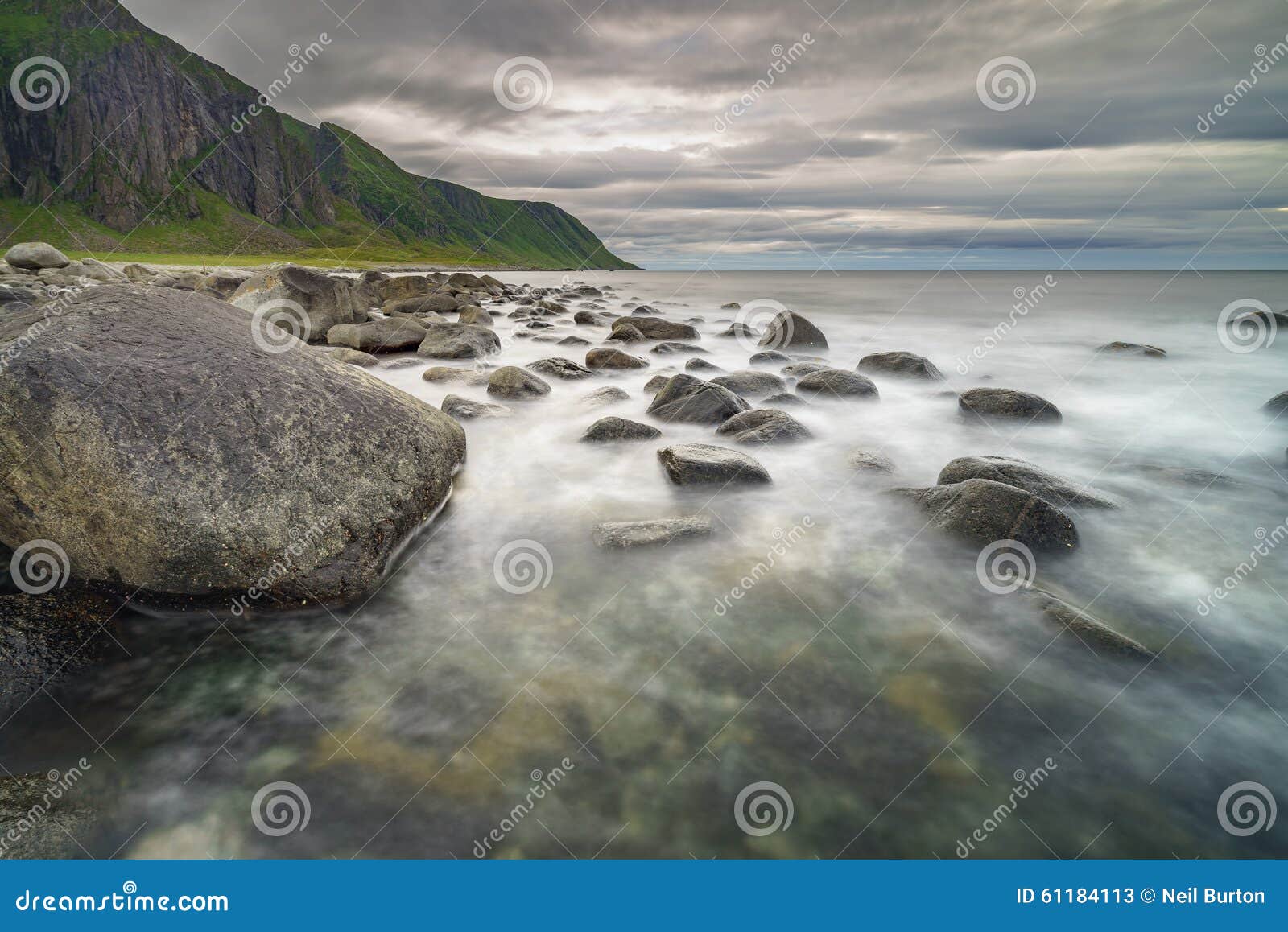 Tranquilité côtière. La vue le long du littoral des îles de Lofoten