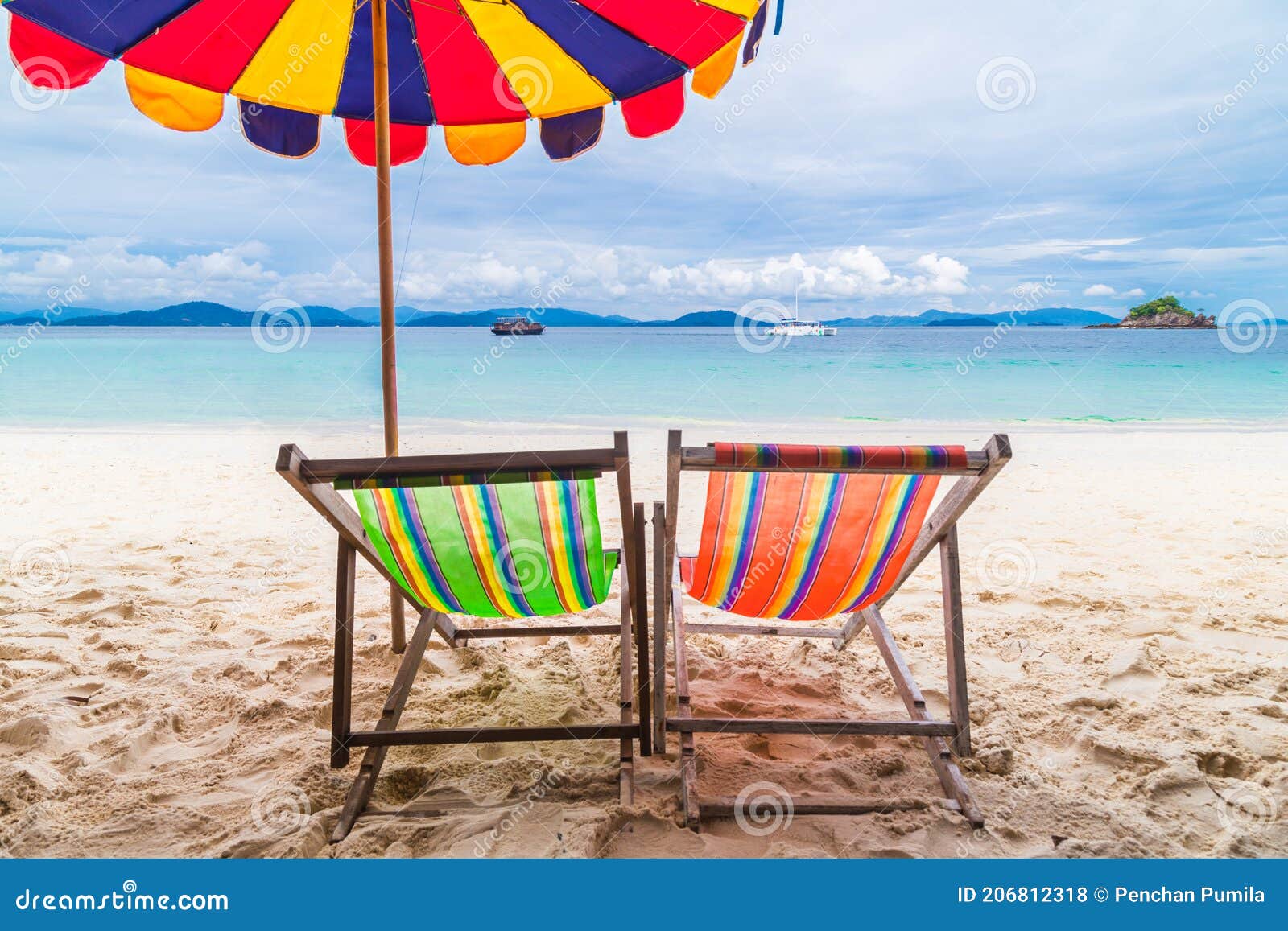Transat Avec Le Parapluie Sur La Plage Photo stock - Image du île, détente:  206812318