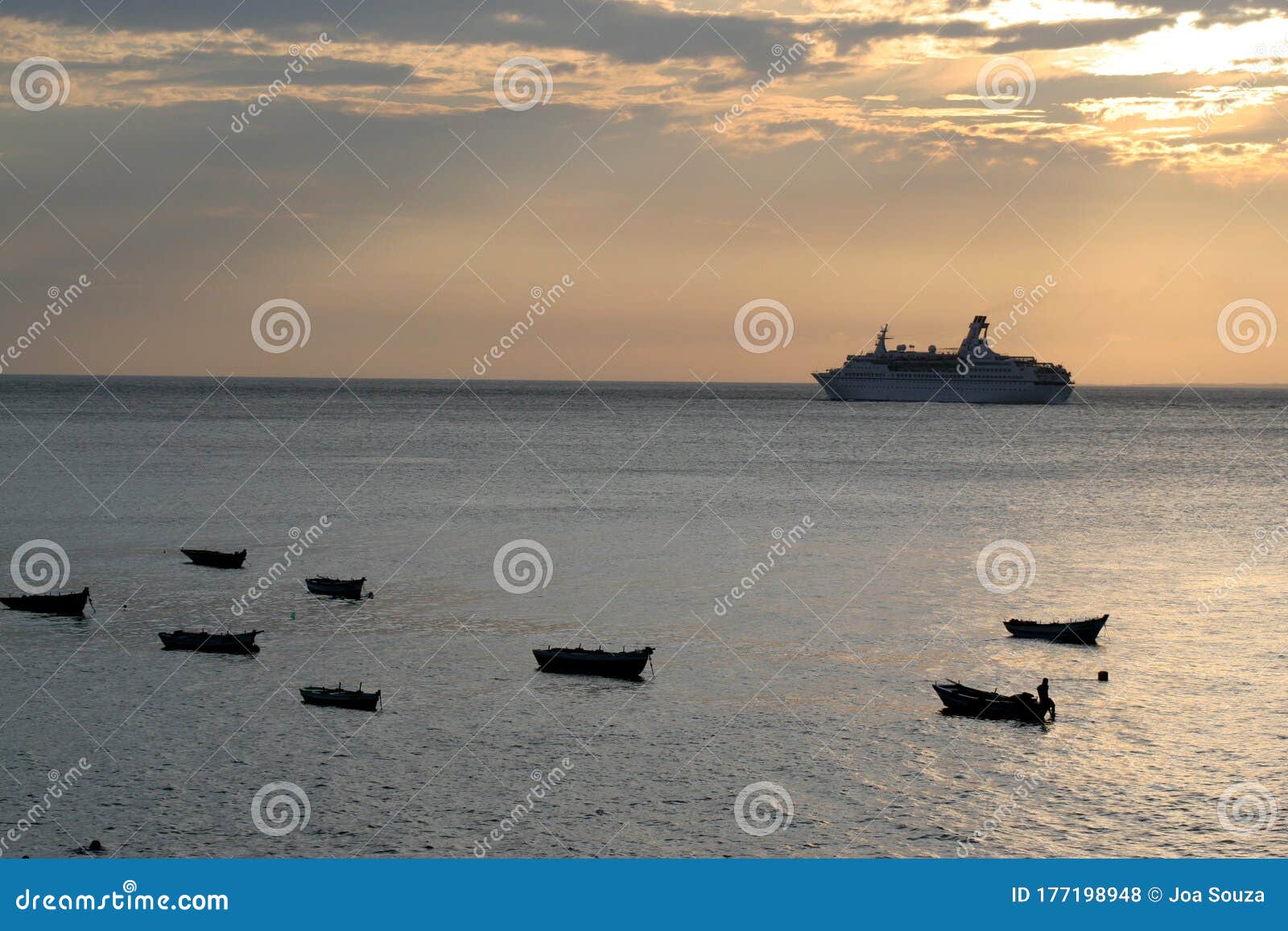 transatlantico navigating the waters of baÃÂ­a de todos os santos