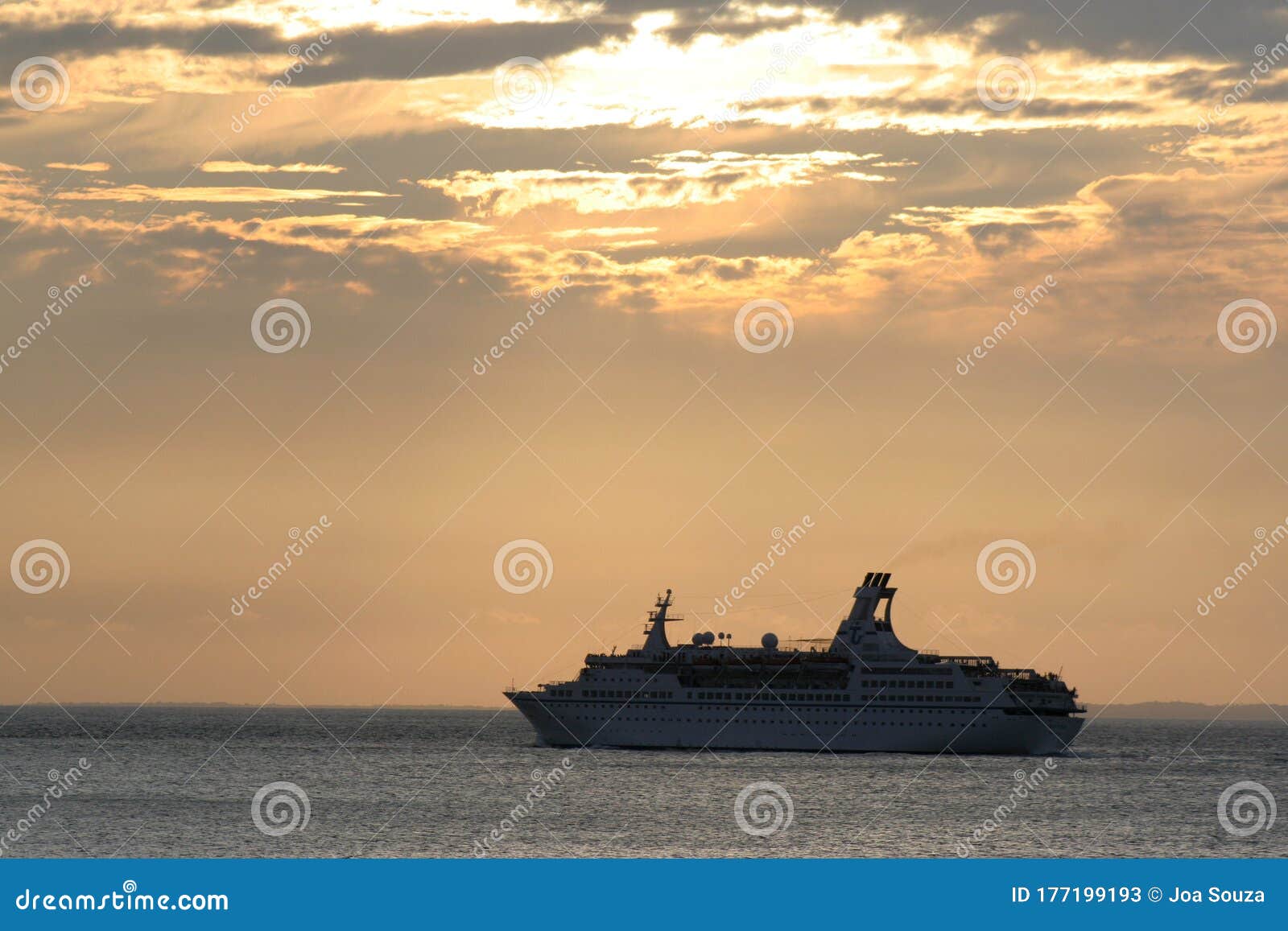 transatlantico navigating the waters of baÃÂ­a de todos os santos