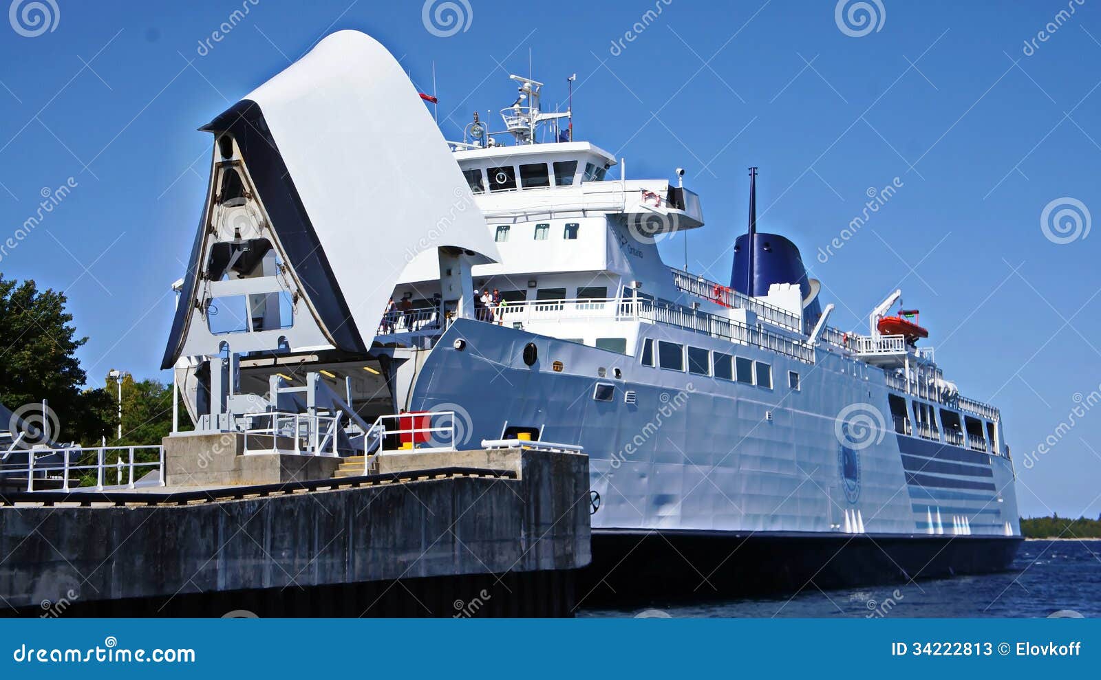 Transbordador de la isla de Manitoulin. El cargo/la gente hermosos balsea que va entre el continente de Ontario y la isla de Manitoulin