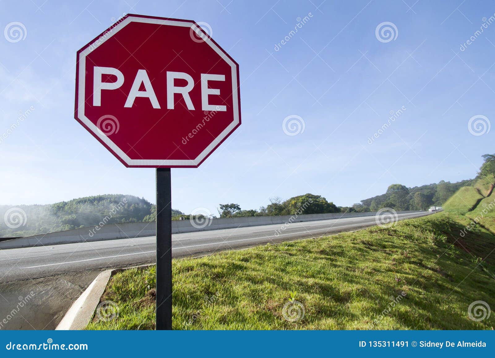 red plate stop pare transit sign