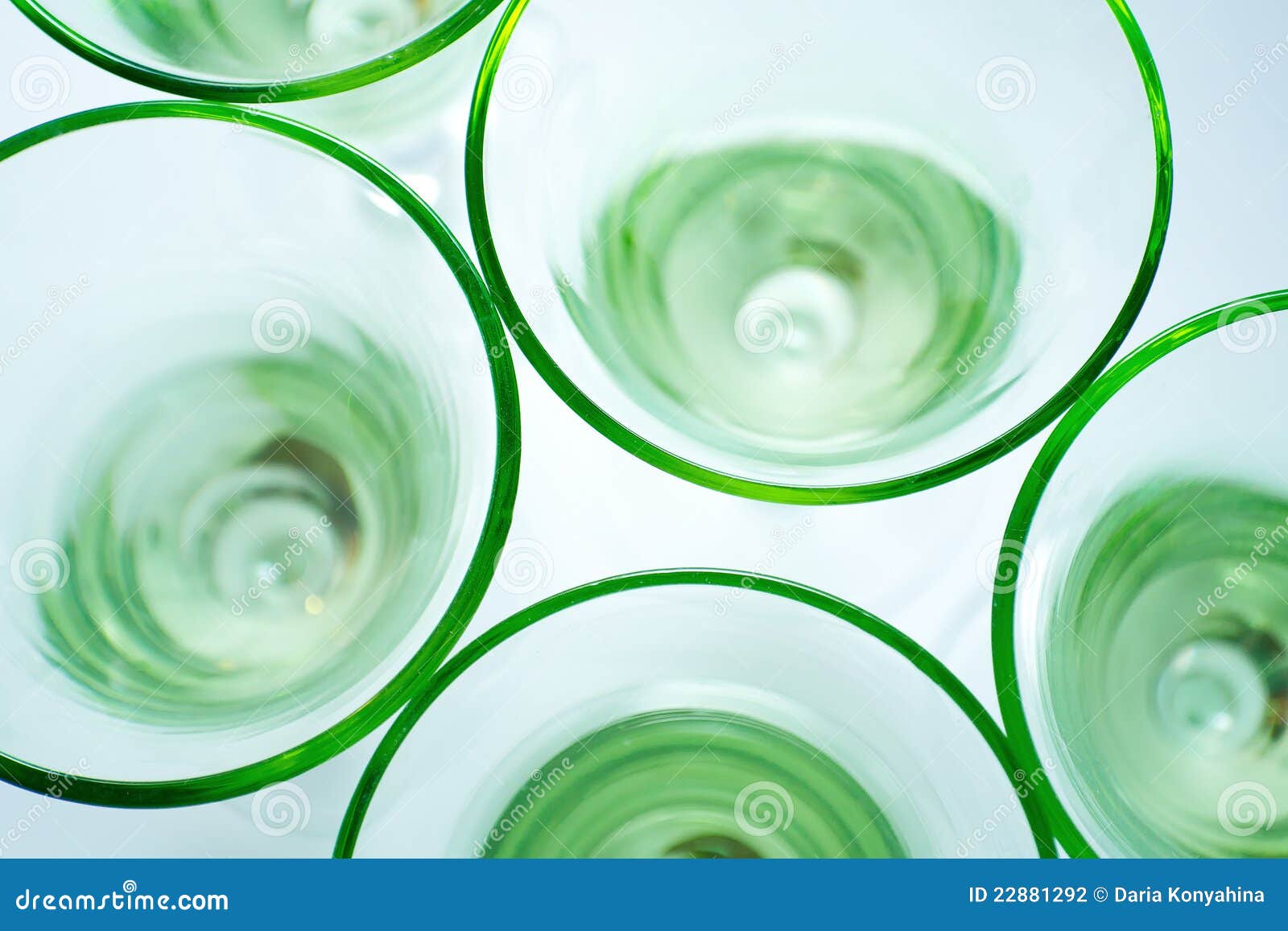 Consulaat gevolgtrekking privaat Transparante Groene Glazen Op Wit Stock Foto - Image of glazen, leggen:  22881292