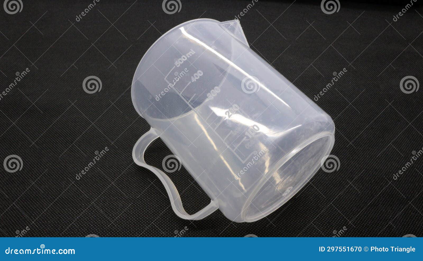 https://thumbs.dreamstime.com/z/transparent-graduated-beaker-handle-measuring-jug-clear-white-plastic-cup-297551670.jpg
