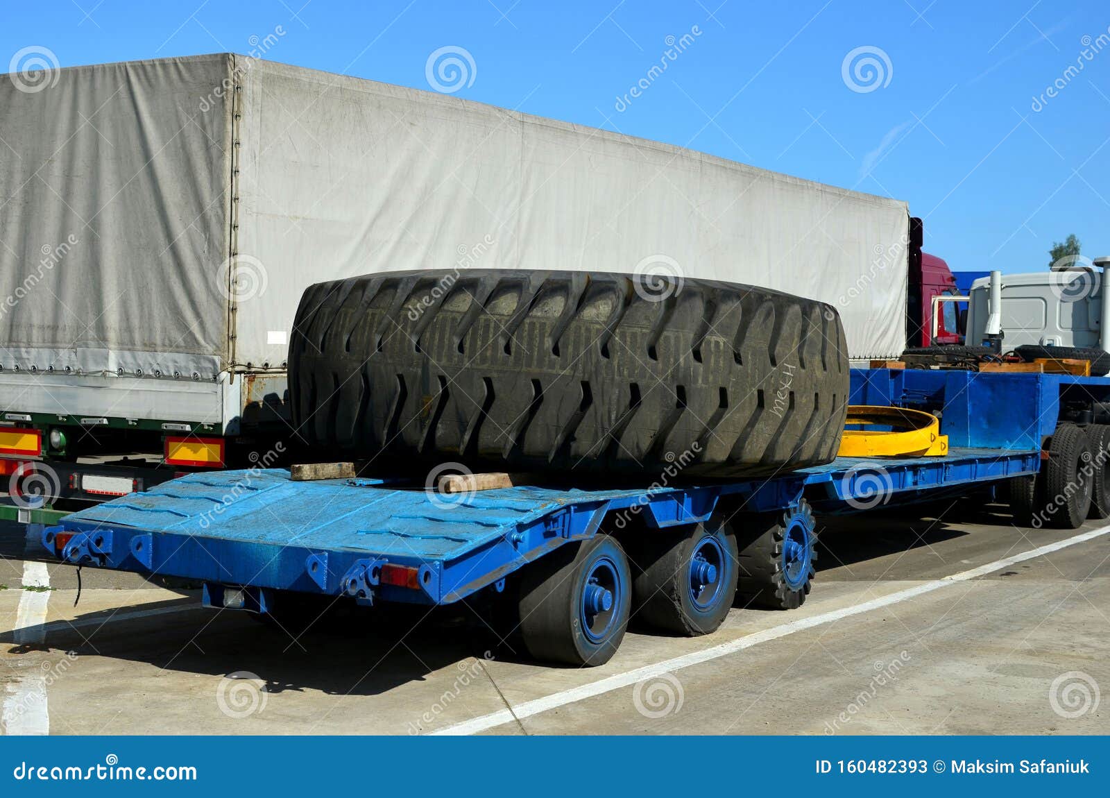 whisky despierta Fortaleza Transporte De Una Gran Rueda Para Un CamiÃ³n Minero En Un Remolque De  CamiÃ³n. El Protector De Una Gran Rueda De Goma Imagen de archivo - Imagen  de salida, caucho: 160482393