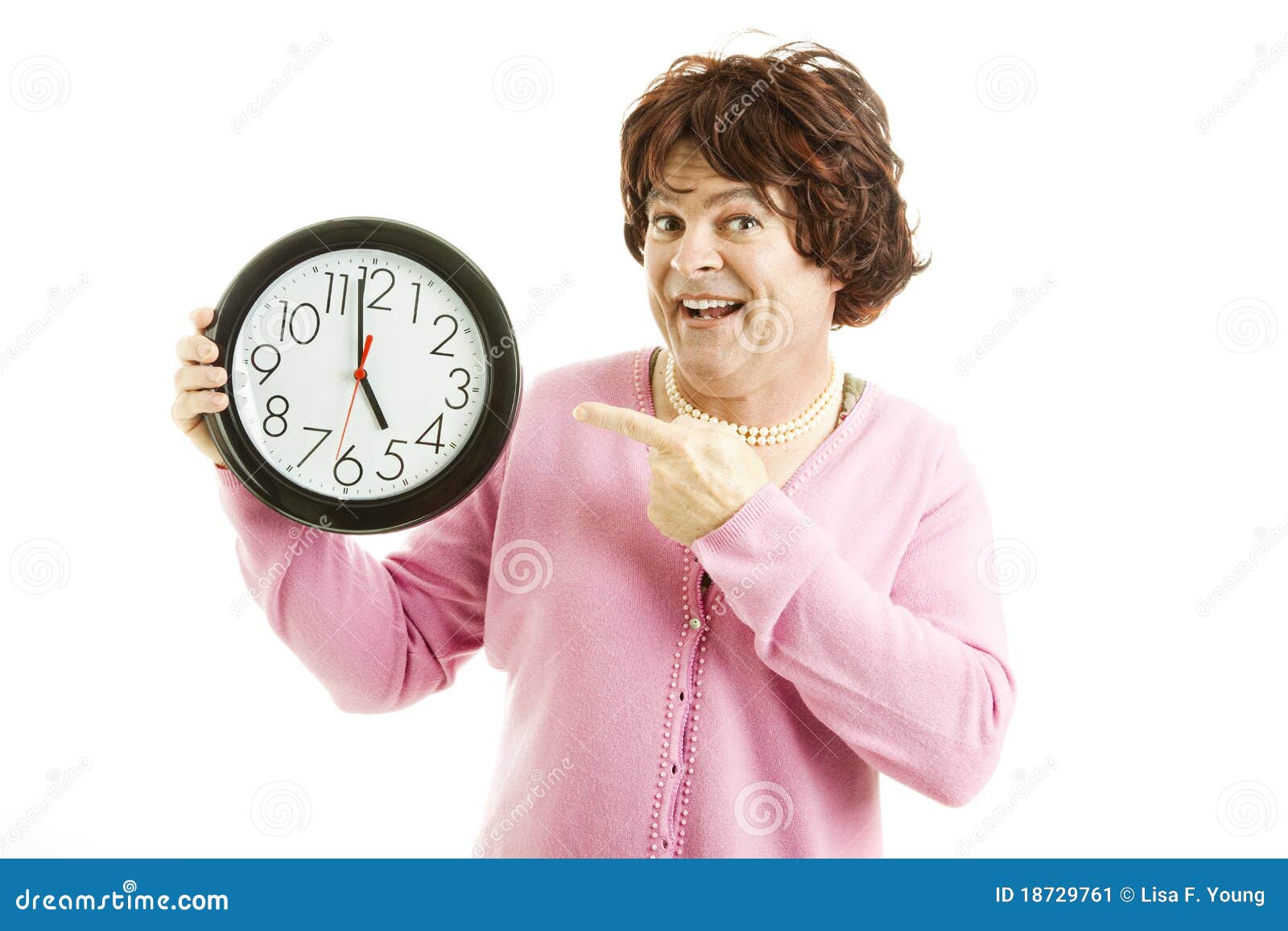 Transvestit - O-Borduhr fünf. Queraufbereiter, der auf eine Borduhr zeigt, die fast fünf Uhr liest. Getrennt auf Weiß.