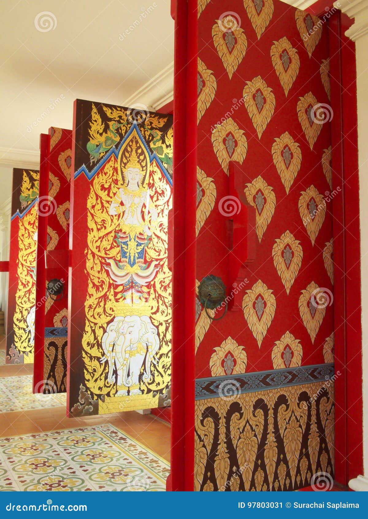 Trappes photo éditorial. Image du rouge, configuration 97803031